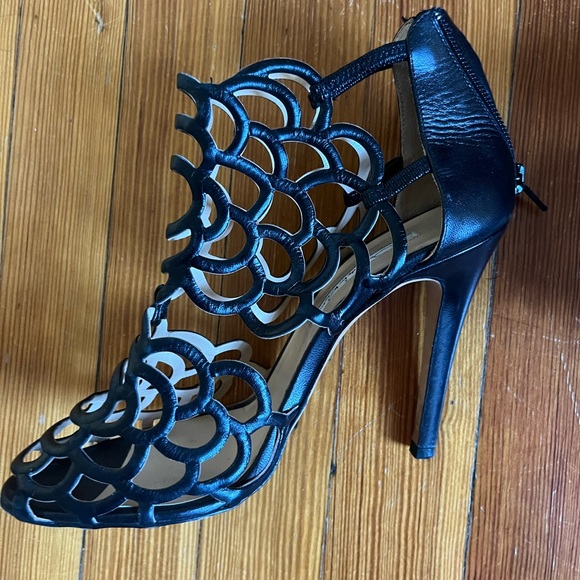 Oscar de la Renta beautiful leather floral cut out high heeled booties. Size 38 - Picture 4 of 4